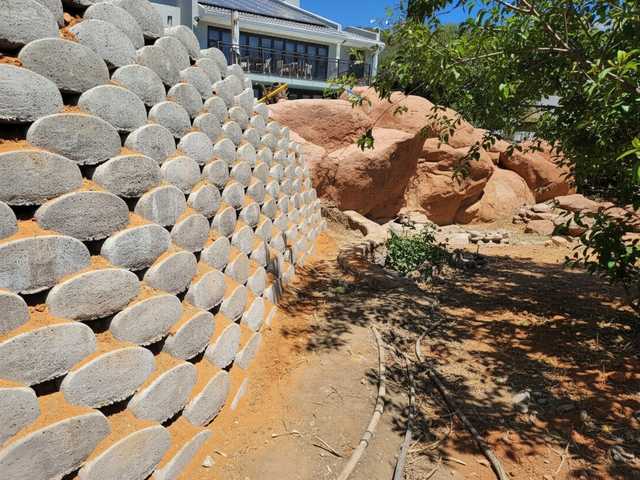 Tiered Loffelstein retaining wall