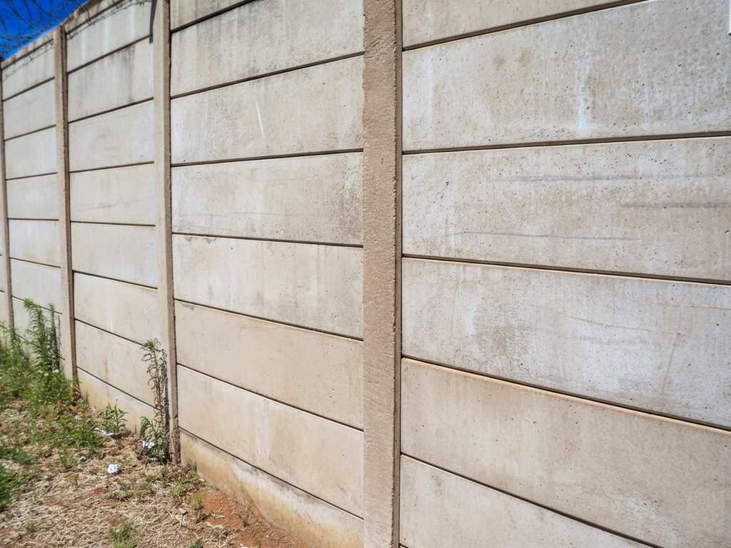 Plain (Gladde) precast concrete wall panel.